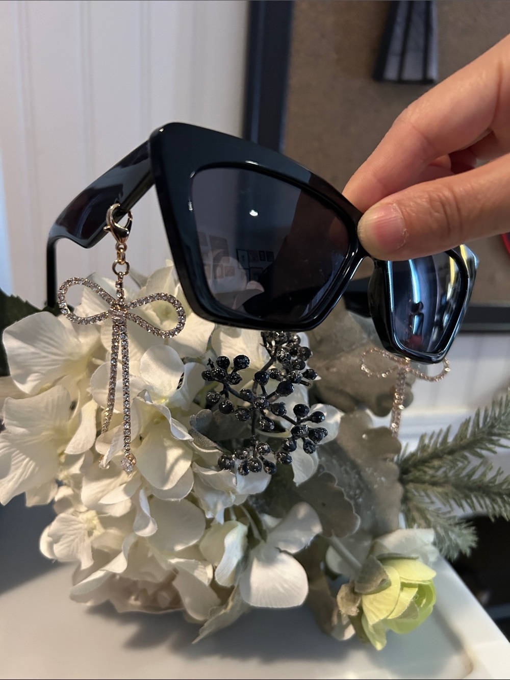 Black Cat-Eye Sunglasses - Women's Fashion Accessory